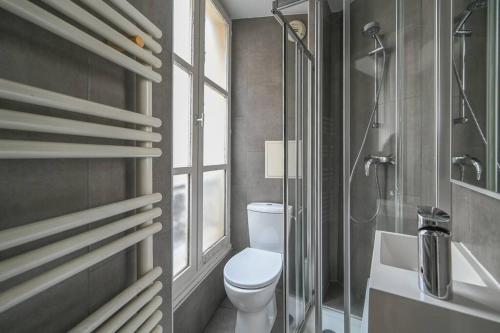 une salle de bain avec toilettes, douche et lavabo dans l'établissement Paris, Opéra 2D...pour un séjour magique, à Paris