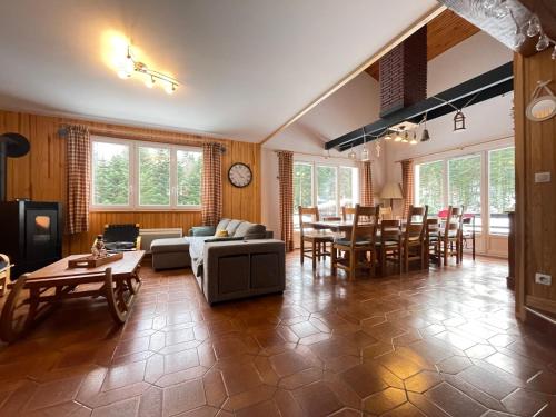 un salon avec un canapé et une table dans l'établissement CHALET DES HAUTS SAPINS LA BRESSE, à La Bresse