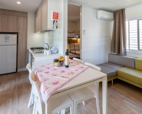 Una cocina o zona de cocina en Fornella Camping & Wellness family resort