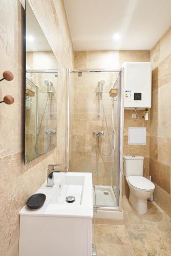 une salle de bain avec un lavabo, une douche et des toilettes dans l'établissement Paul Riquet 1609 City Center Residences, à Béziers