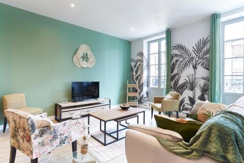 uma sala de estar com um sofá e uma mesa em Paul Riquet 1609 City Center Residences em Béziers