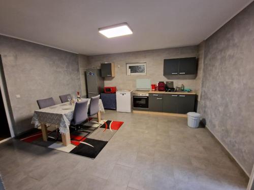ein Wohnzimmer mit einem Tisch und einer Küche in der Unterkunft Apartament 2 camere in Ellscheid