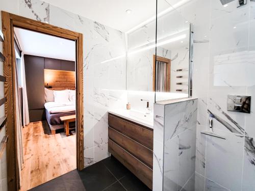 une salle de bain avec un lavabo et un miroir dans l'établissement Chalet Sia - Contemporain - Sauna prive, à Chamonix-Mont-Blanc
