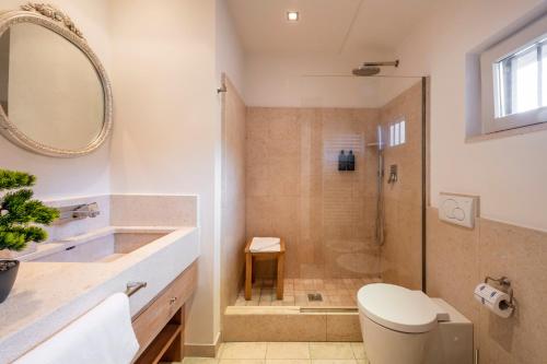Milan Royal Suites - Castello في ميلانو: حمام مع دش ومرحاض ومغسلة