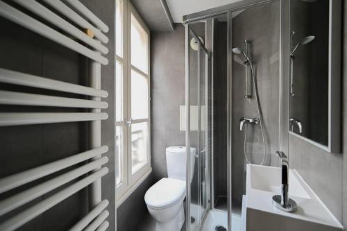 une salle de bain avec toilettes et douche en verre dans l'établissement So cute Apartment (Opéra 3D), à Paris