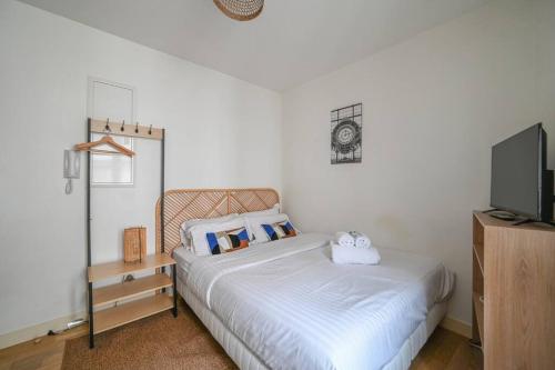 une chambre avec un lit et une télévision à écran plat dans l'établissement So cute Apartment (Opéra 3D), à Paris