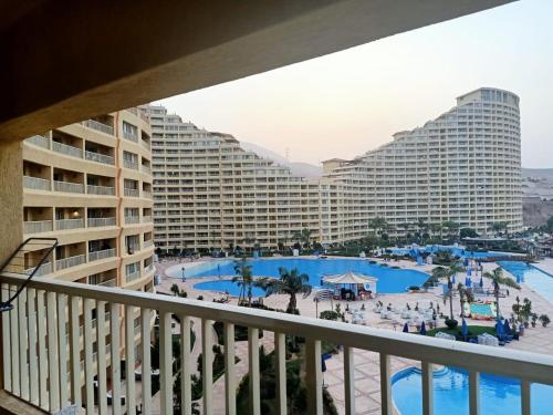 desde el balcón de un complejo con piscina en Apartment Porto El Sokhna Pyramids en Ain Sokhna