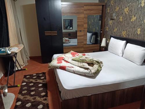 1 dormitorio con 1 cama grande con sábanas blancas en Apartment Porto El Sokhna Pyramids en Ain Sokhna