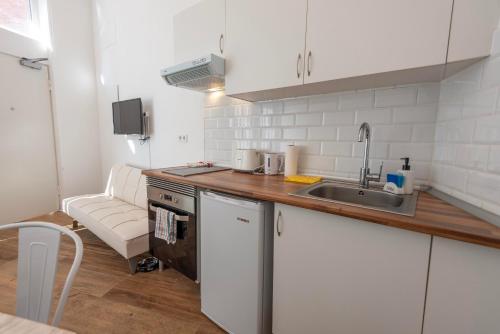 a kitchen with a sink and a counter top at New 1 min Metro, cozy 1 bed close to Downtown, wifi A in Madrid