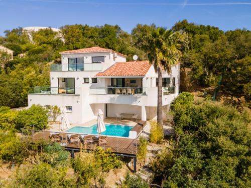 une vue aérienne d'une maison avec piscine dans l'établissement Modernes Ferienhaus La petite maure mit Pool und wunderschönem Meerblick, familienfreundlich, à Roquebrune-sur Argens