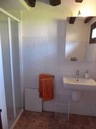 une salle de bain blanche avec un lavabo et un miroir dans l'établissement Provenzalisches Haus Hannah - Garten mit Meerblick und Pool by Riviera HomeLife, à Agay