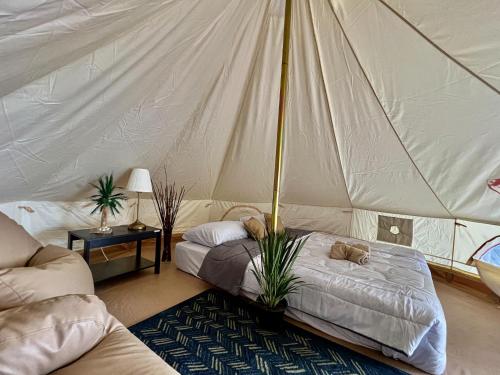 salon z łóżkiem w namiocie w obiekcie The Por Beach w mieście Ko Por