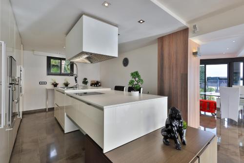 Luxus Villa Corallina - direkt am Meer mit Pool und Jacuzzi by Riviera HomeLife