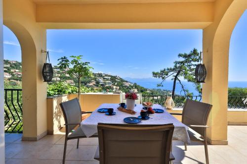 Ferienhaus La Sauvageonne mit Whirlpool und grandiosem Meerblick, familienfreundlich