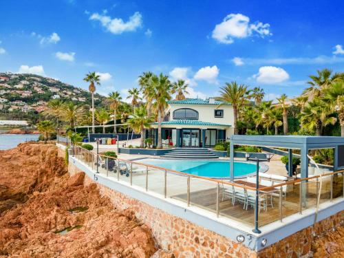 une maison sur la plage avec une piscine dans l'établissement Luxus Villa Corallina - direkt am Meer mit Pool und Jacuzzi by Riviera HomeLife, à Saint-Raphaël