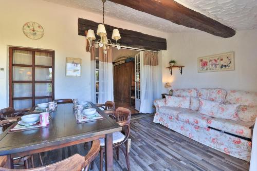 Χώρος καθιστικού στο Provenzalisches Haus La Figue - Strandnah mit Pool und privatem Garten mit Meerblick by Riviera HomeLife
