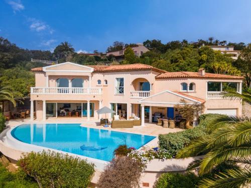 une vue aérienne d'une villa avec piscine dans l'établissement Luxus Villa Horizon Bleu - mit Meerblick und Infinity Pool by Riviera HomeLife, à Sainte-Maxime