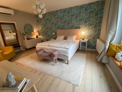 1 dormitorio con 1 cama y 1 silla en Bonne Vie Cottage - Zebegény, en Zebegény