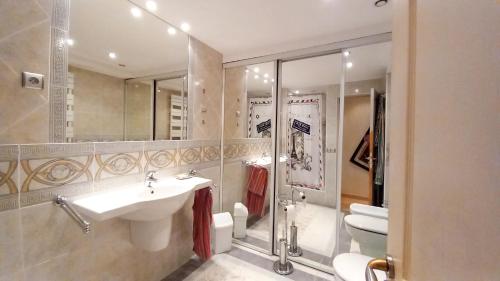 une salle de bain avec un lavabo, une douche et des toilettes dans l'établissement Le République 2, à Cannes