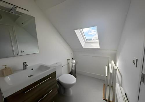 バイユーにあるStudio au centre historique de Bayeuxのバスルーム(洗面台、トイレ付)、窓が備わります。