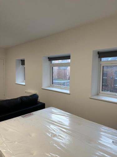 Llit o llits en una habitació de London Rd Apartment's