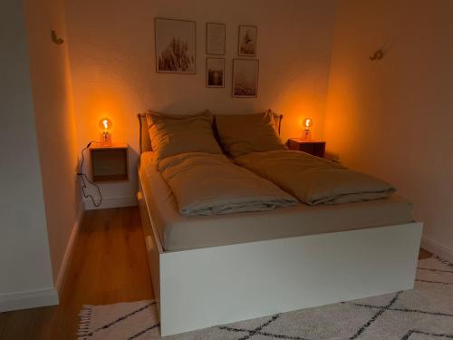 Cozy Appartement Hagen في هاغين: غرفة نوم بها سرير وعليها مصباحين
