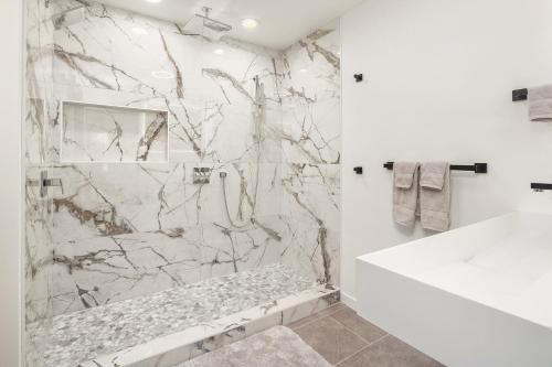 een badkamer met een marmeren douche en een wastafel bij Green Lakefront Villa in Seattle