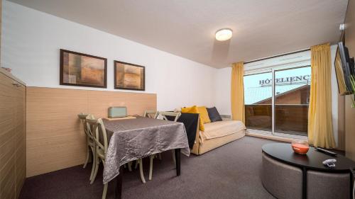 Cette chambre comprend une table, un lit et une fenêtre. dans l'établissement C du Verdon 3501 Appt pres des pistes 6 pers, à La Foux