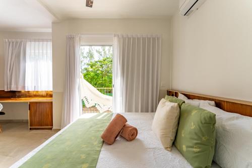 ein Schlafzimmer mit einem Bett und einem großen Fenster in der Unterkunft Bed Away Studios in Cancún