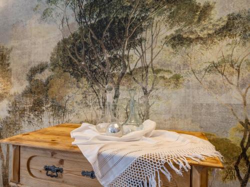 einen Tisch mit einem Tischtuch drauf mit einem Gemälde in der Unterkunft Gartenhaus Zur Kröllin in Mayrhofen