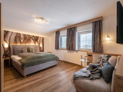 1 dormitorio con 1 cama y 1 sofá en Gartenhaus Zur Kröllin, en Mayrhofen