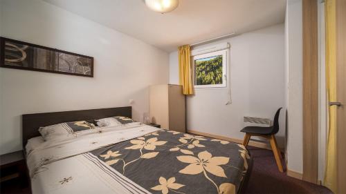 Un pat sau paturi într-o cameră la Chalets du Verdon 2204 Appt ski au pied 6 pers