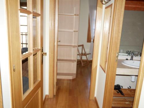 Cette chambre comprend une salle de bains pourvue d'un lavabo et d'un miroir. dans l'établissement Francoli-Vacances Pirinenca, à Canillo
