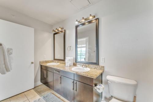 - Baño con 2 lavabos y aseo en Modern 2 Bedroom Apt , Pool, Gym, Parking Cs, en Dallas