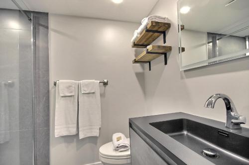 a bathroom with a sink and a toilet at Location Tourisme Estrie - Oberge du Village in Magog-Orford