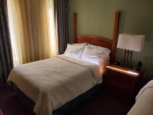 Tempat tidur dalam kamar di Staybridge suites RDU