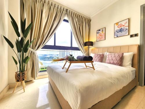 新山的住宿－Loft Suite Seaview JB CIQ 6-7Pax，一间卧室,配有一张带植物和窗户的床