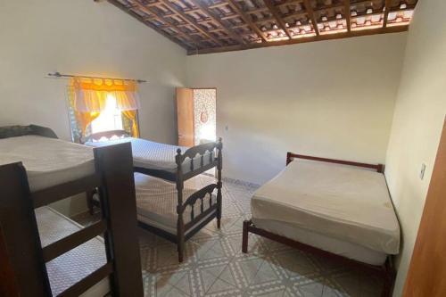 a room with two bunk beds and a window at Chacara Antonio dos Reis (Piaui) in Mairinque