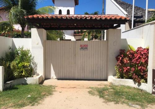 une porte de garage blanche devant une maison dans l'établissement Casa de praia, à Caucaia
