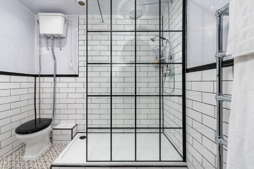 Un baño de Bifolds, enclosed garden. Southport character home