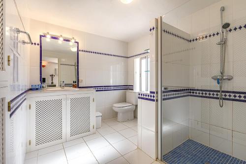 アルテアにあるCampomanusのバスルーム(シャワー、洗面台、トイレ付)