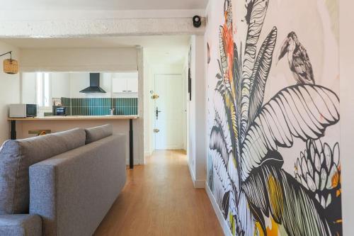 un salon avec un canapé et un tableau au mur dans l'établissement Charmant 2 Pièces Climatisé Marseille Centre, à Marseille