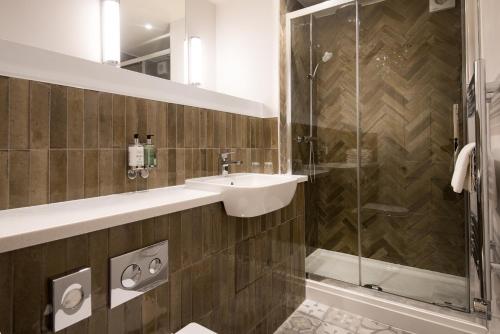 een badkamer met een wastafel en een douche bij Wateredge Inn- The Inn Collection Group in Ambleside