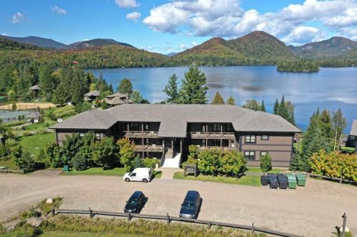 - une vue aérienne sur une maison avec un lac et des montagnes dans l'établissement Deluxe Suite - View on Lake & 6 Min from Tremblant Versant Nord, à Lac-Supérieur