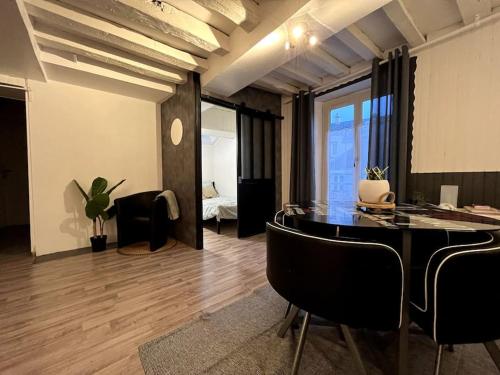 une pièce avec une table et des chaises et une chambre dans l'établissement The Red and Black retreat - Fontainebleau Center, à Fontainebleau