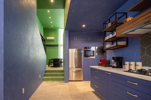 cocina con armarios morados y nevera de acero inoxidable en Colorful & Lively Centro Gem 5BR, Rooftop Patio en San Miguel de Allende