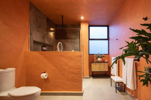 y baño con aseo y lavamanos. en Colorful & Lively Centro Gem 5BR, Rooftop Patio en San Miguel de Allende