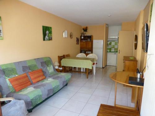 un salon avec un canapé et une table dans l'établissement 2 pièces 43m2 au Balcon de Villard Les Arolles, à Villard-de-Lans