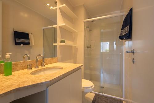 een badkamer met een douche, een wastafel en een toilet bij Alto padrão 2 dorms vista para Piscina até 6 pessoas in Sao Paulo