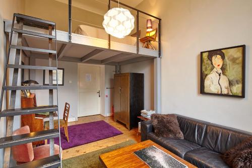 sala de estar con sofá y cama elevada en Hadley's Bed and Breakfast, en Hamburgo